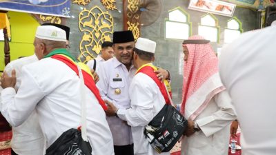 Bupati Karimun Aunur Rafiq menyambut kepulangan jemaah haji kabupaten Karimun tahun 2023.