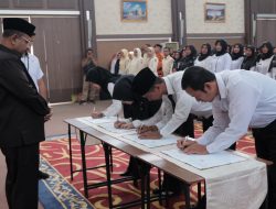 Bupati dan Wakil Bupati karimun Menyerahkan Surat Keputusan PPPK di Lingkungan Pemerintah Kabupaten Karimun.