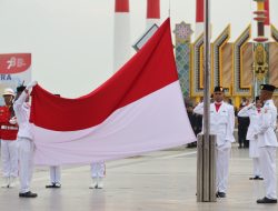 Wakil Bupati H. Anwar Hasyim, S.Sos, M.Si. Memimpin Penurunan Bendera Pusaka Merah Putih di Coastal Area Kabupaten Karimun