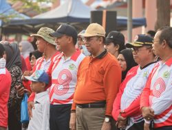 Wakil Bupati Karimun melepas peserta lomba gerak jalan rute 8 dan 10 kilometer (KM) Tingkat SD dan SMP